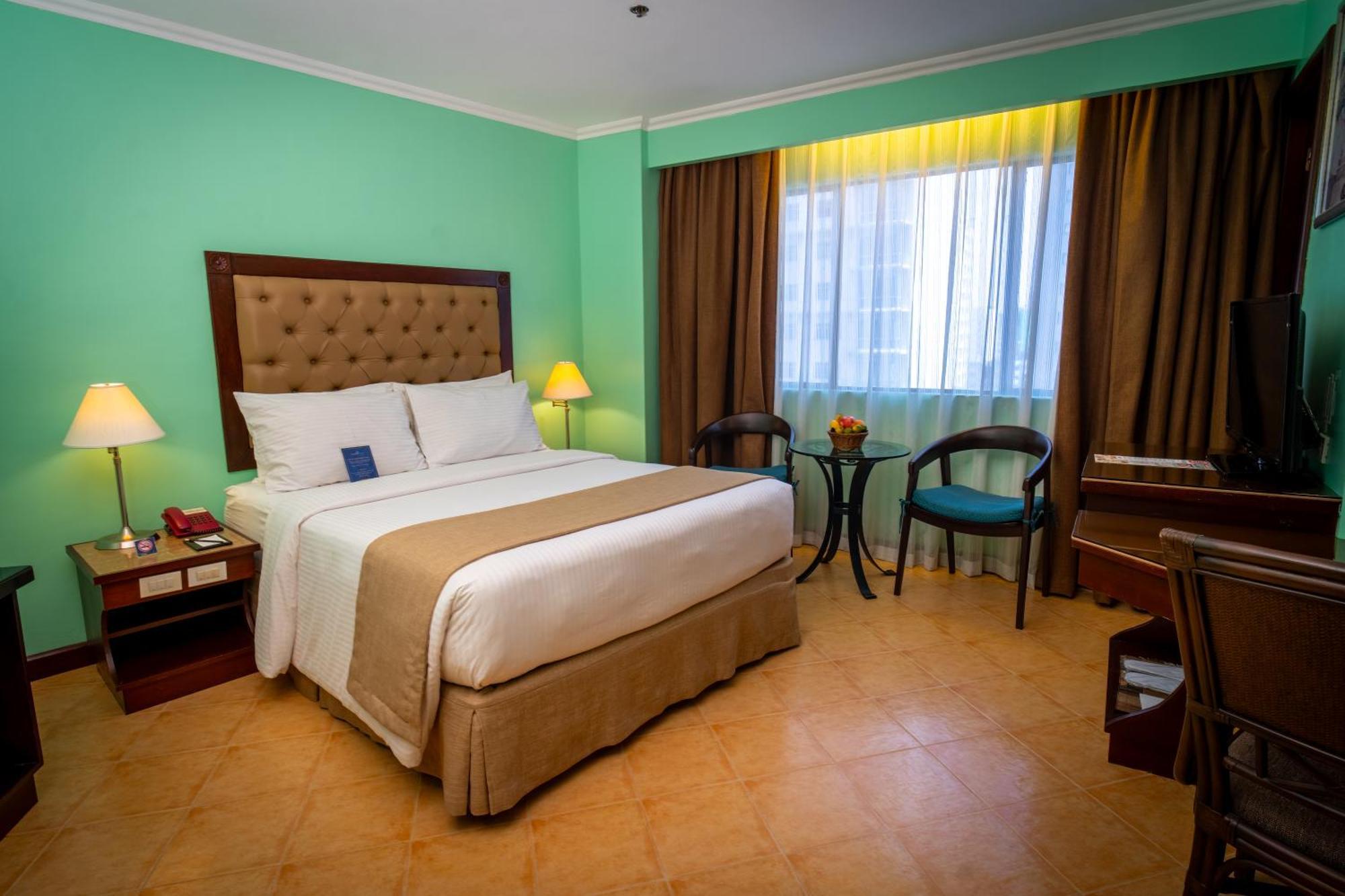 Royal Bellagio Hotel Makati City Extérieur photo